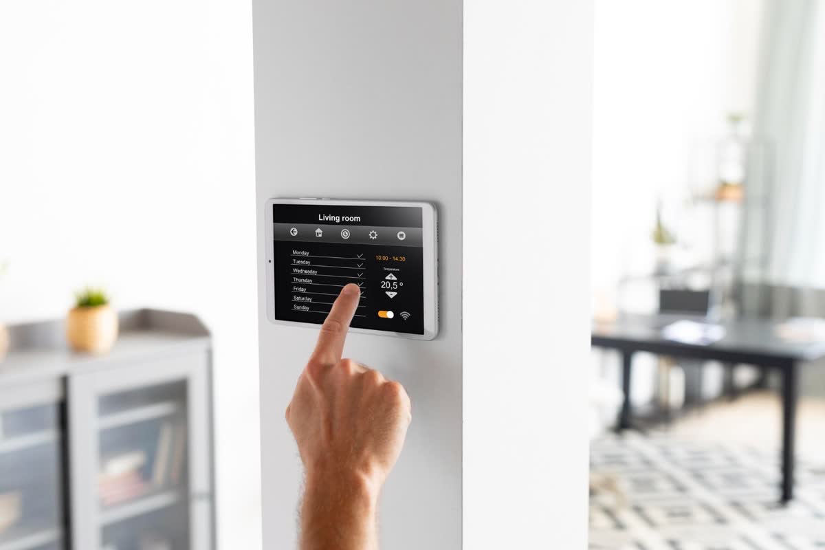 Thermostat screen showing heat pump and auxiliary heat settings